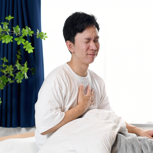 胸を押さえる患者さま
